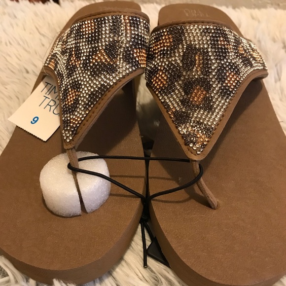 Time & Tru Women’s Leopard Cushioned Sole Wedge Flip Flops - Picture 2 of 4